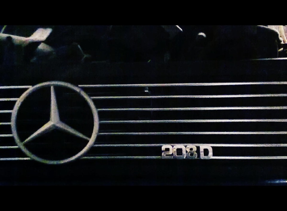 Надпись 208 D на решотку радиатора — Mercedes-Benz T1, 2,3 л, 1993 года ...