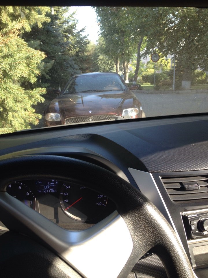 "Кто"стоит впереди? — Hyundai Solaris, 2013 года | наблюдение | DRIVE2