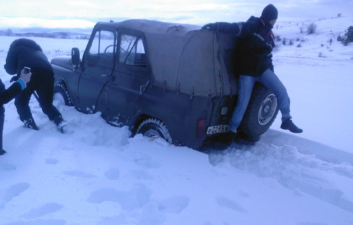 Вытащить из сугроба. Для вытаскивания машины из снега. Вытянуть авто из снега. Машину выдергивают из снега. Выдергивают из грязи машины.