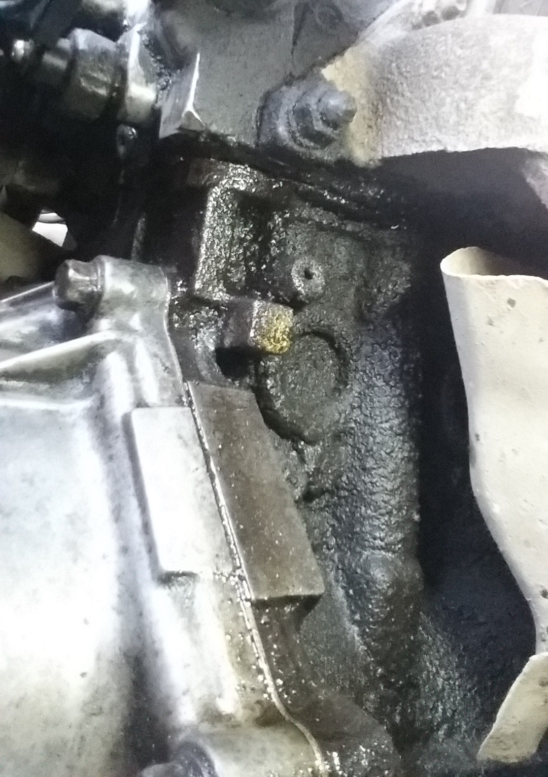 датчик детонации honda hr v. подтеки масла honda hr-v. течь масла 2az-fe. бежит масло с трамблера honda partner. заглушка трамплека 7афе.