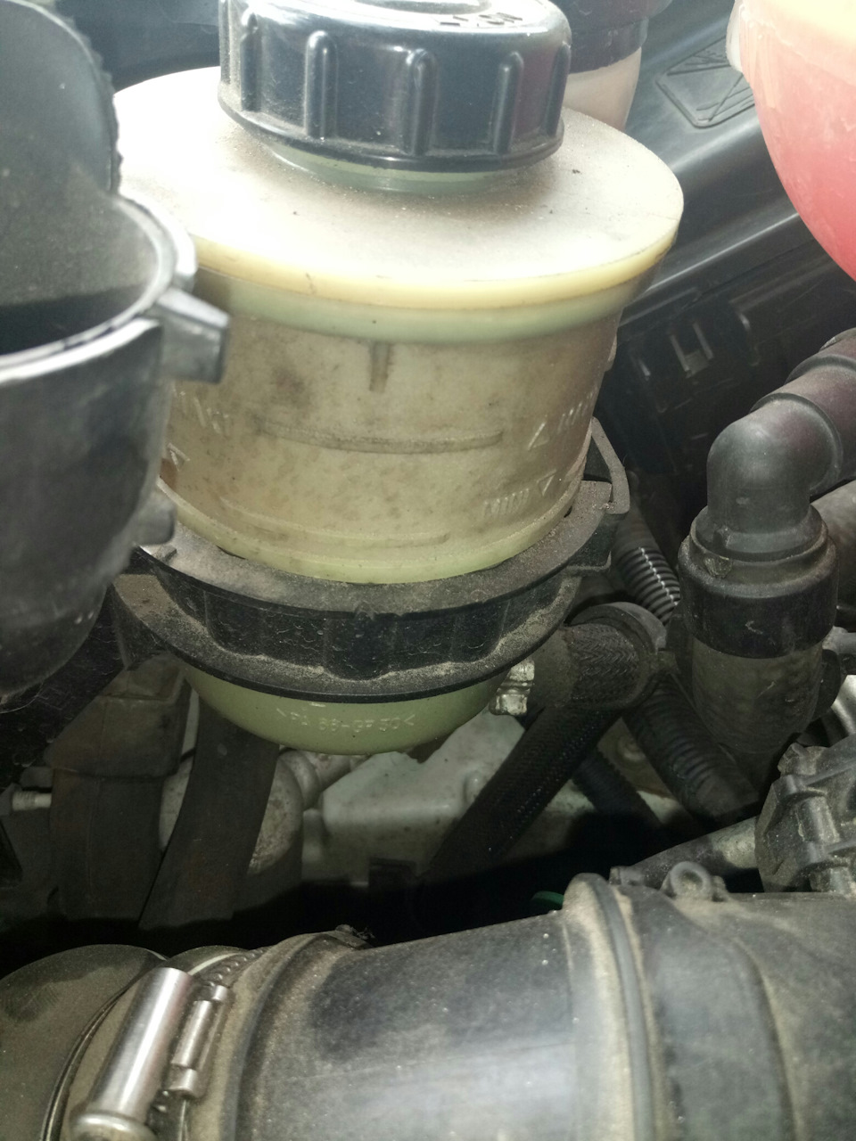 Низкий уровень масла в бачке ГУР. — Peugeot Expert (2G), 1,6 л, 2008 ...