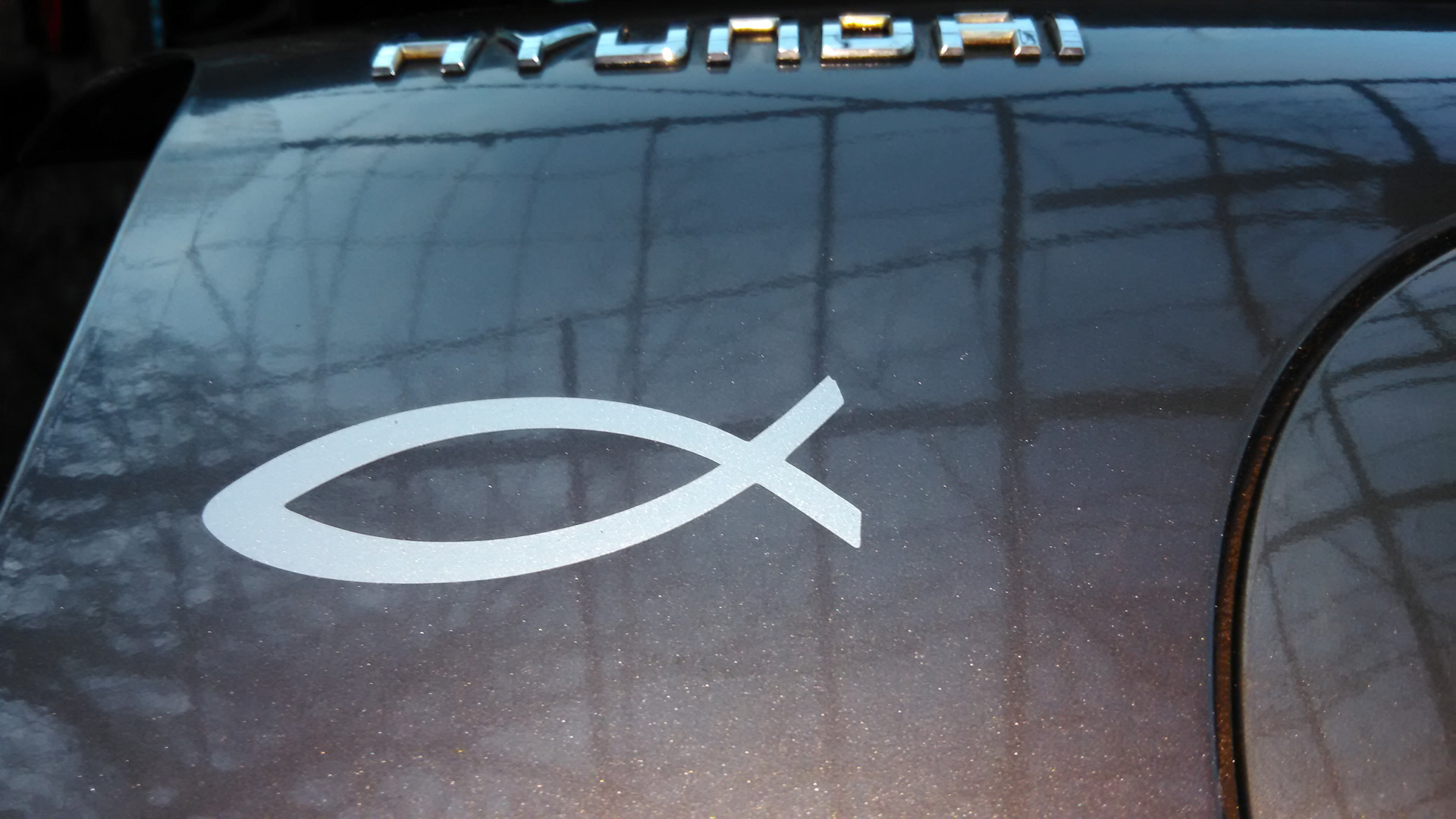 Наклейка дистопический взгляд. Символ рыбы на авто. Христианская рыбка на авто. Наклейка рыбка на машине. Символ рыбка на машине.