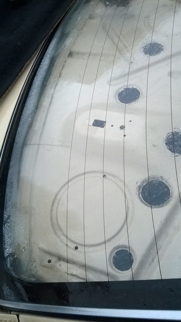 Bmw e90 потеет лобовое стекло. Ауди c3 100 лифтбек заднее стекло. Запотевание лобового стекла. Запотевшие окна в автомобиле. Лобовое стекло снаружи.