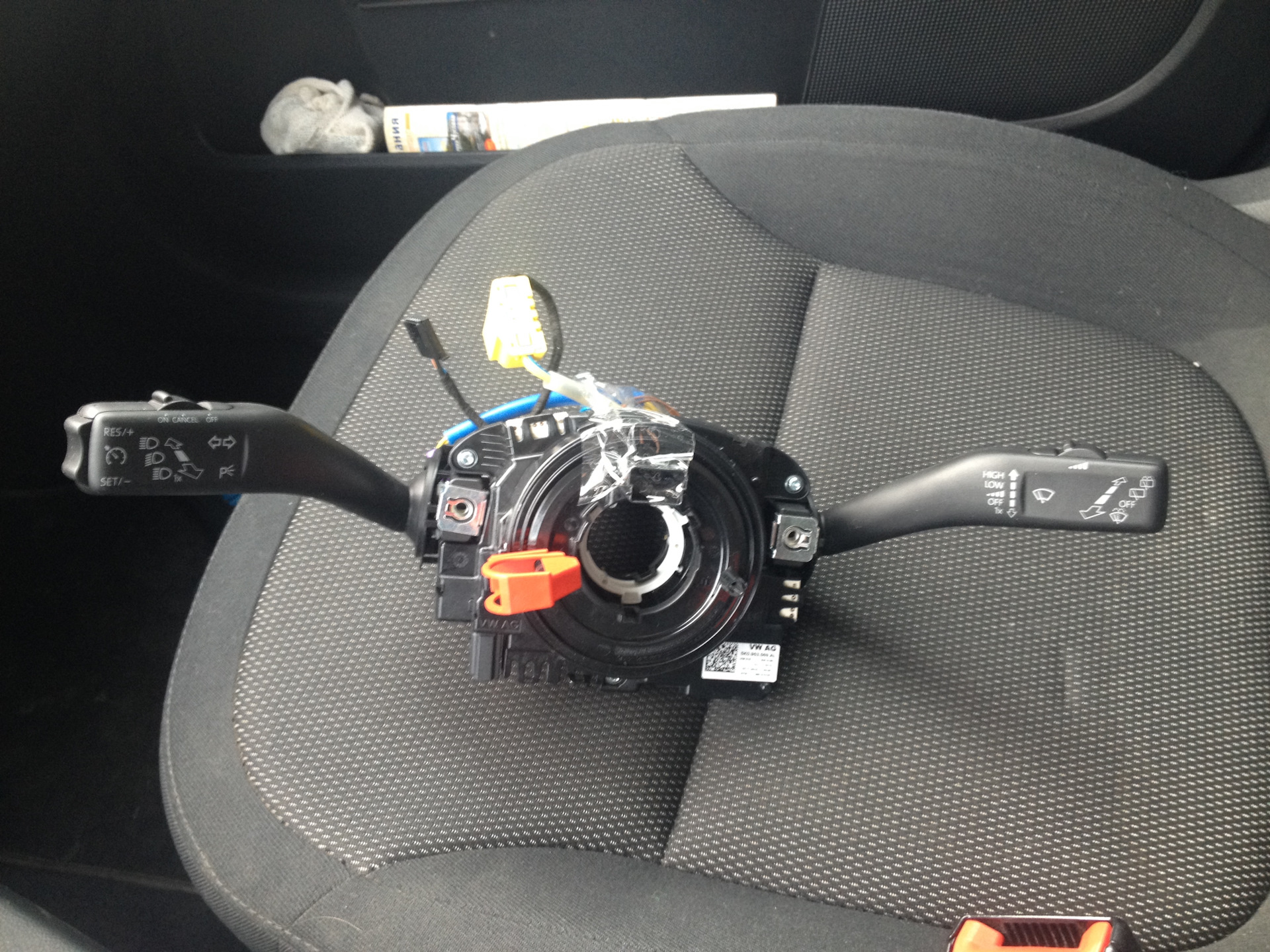 руль ваз-2101 кнопка сигнала. форд транзит 2012 разъемы на руле. под рулевым колесом. шлейф подрулевой kia cerato 2. круиз контроль на тойота королла е150 механика.