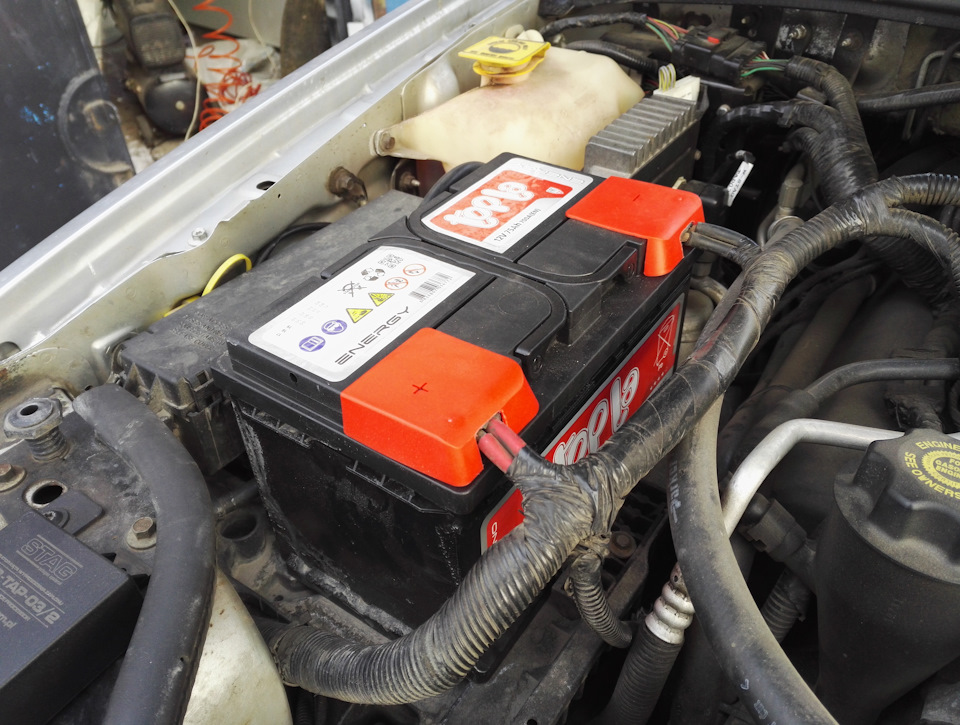 зарядка акб автомобиля на ходу. необслуживаемый аккумулятор. разряд автомобильного аккумулятора. замер напряжения акб мультиметром. дефектовка на аккумулятор.