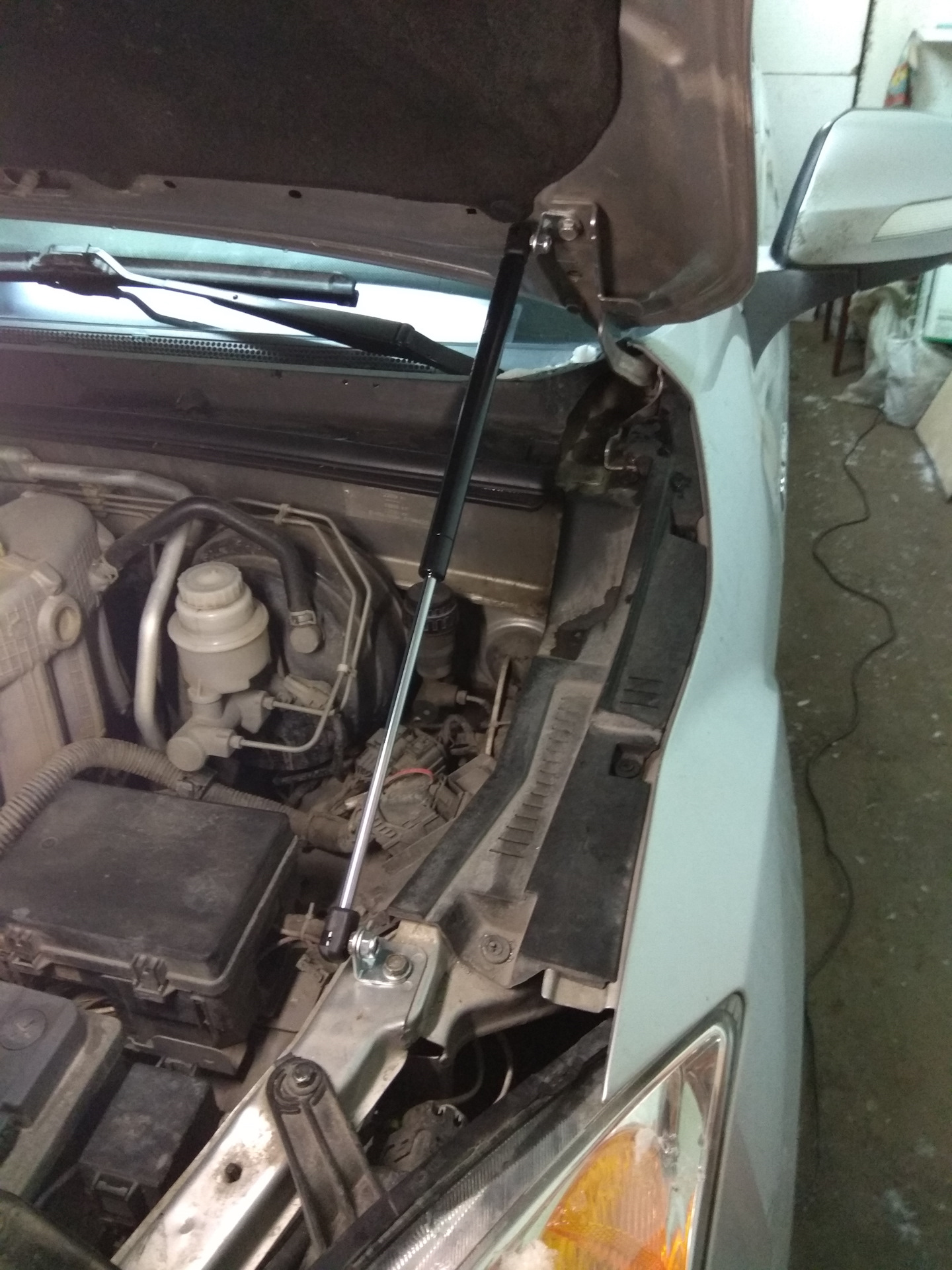 Упора капота ховер аш 3. Упоры капота ховер. Упоры капота ховер н3. Упоры капота ховер н3. Great wall hover h3 new упоры капота.