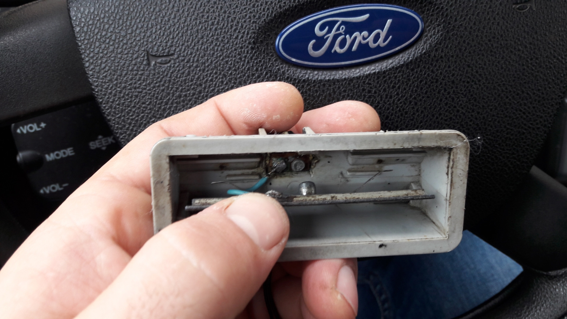 Дверные ручки выключатели протираются как часто. Кнопка багажника ff2 Рестайлинг. Кнопка открытия задней двери на Форд Фьюжн. Кнопка открывания задней багажной двери Форд фокус 2 универсал. Снять кнопку открывания багажника Форд Фьюжн.