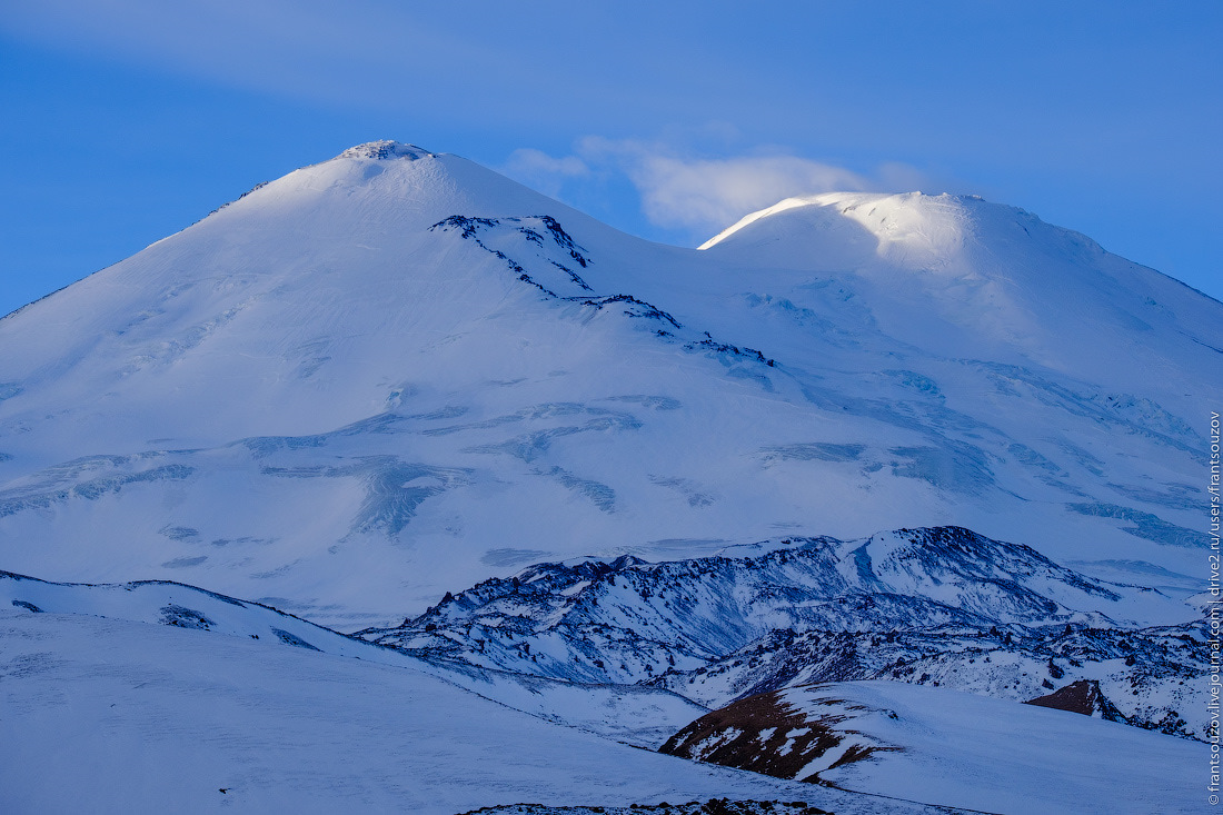 Эльбрус двуглавая вершина. Эльбрус 5642 метра. Самая высокая гора Кавказа Эльбрус. Эльбрус высочайшая Горная вершина России. Горы Эльбрус кавказский хребет.