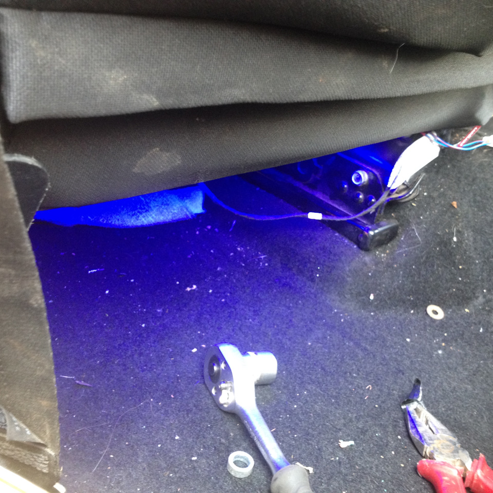 Не горит свет в салоне при открывании двери — Chevrolet Niva, 2010 года ...