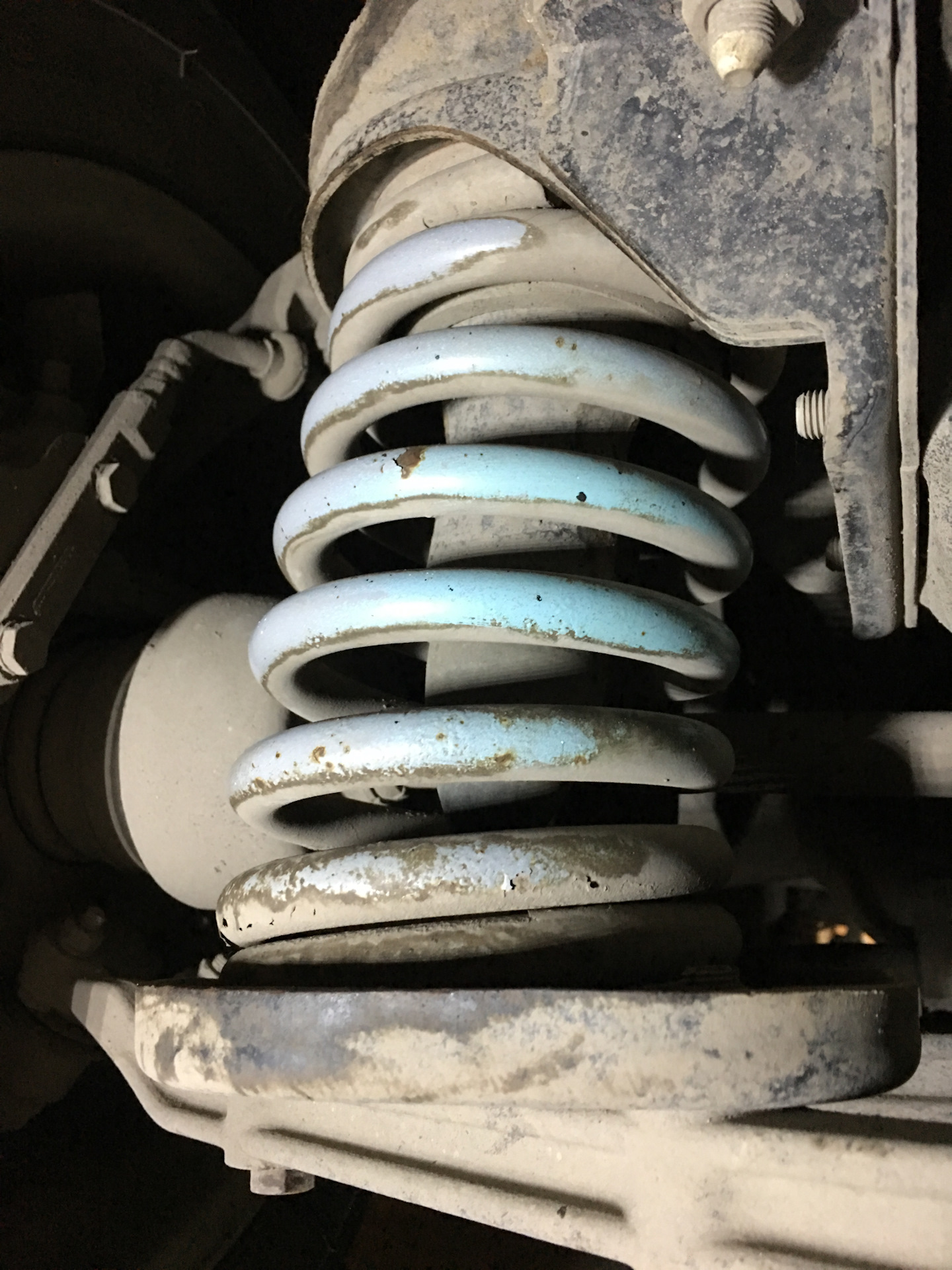 Мягкая подвеска против жесткая у машин. Как сделать подвеску жестче. Жесткие подвески. Мягкая подвеска против жесткая. Опора задней пружины sorento.