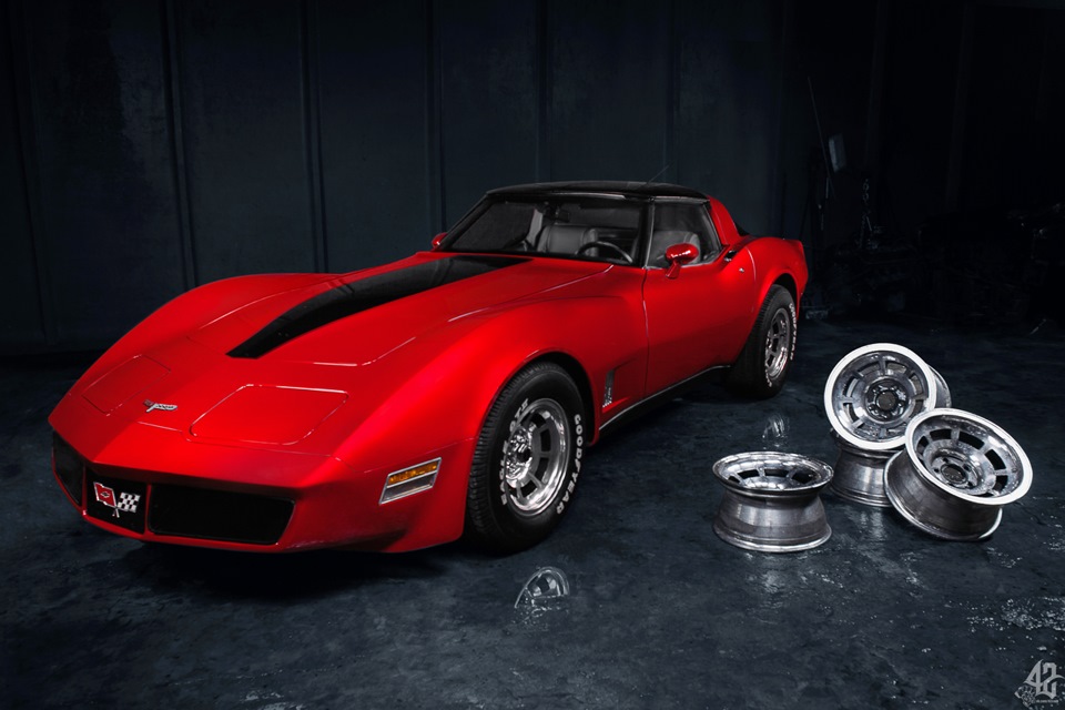 Машин немного. Chevrolet Corvette Stingray 1980. Chevrolet Corvette c3 1980. Chevrolet Corvette l82. Шевроле Корвет 1980 г.