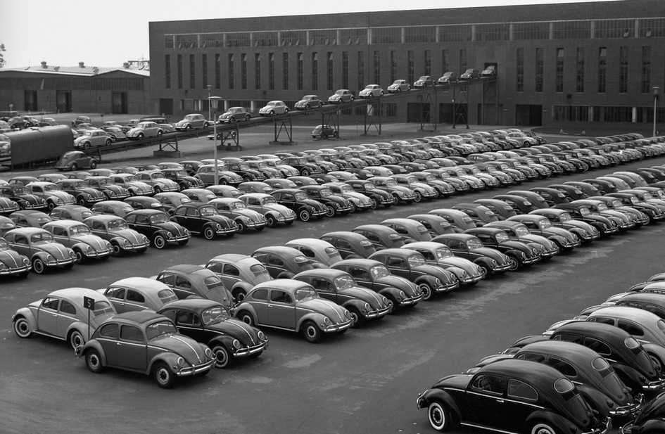 Массовые автомобили в мире. Volkswagen beetle жук 1938. Фольксваген жук 1945. Машины бьются. Машины в ряд.