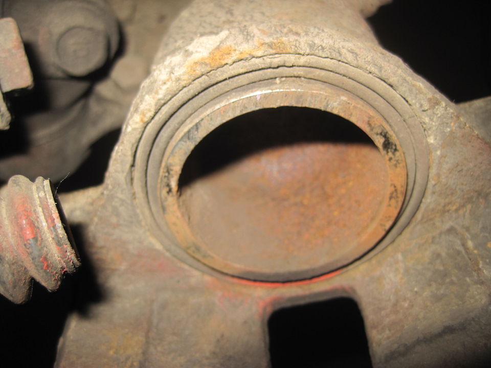 обязательно проверяем пыльнички при замене колодок, на наличие трещин и остаточного воздуха — Daewoo Leganza