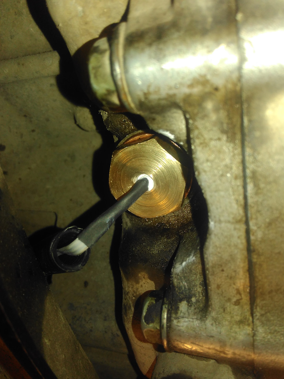 Вставляем датчик и убираем излишки пасты. — Mazda MPV II