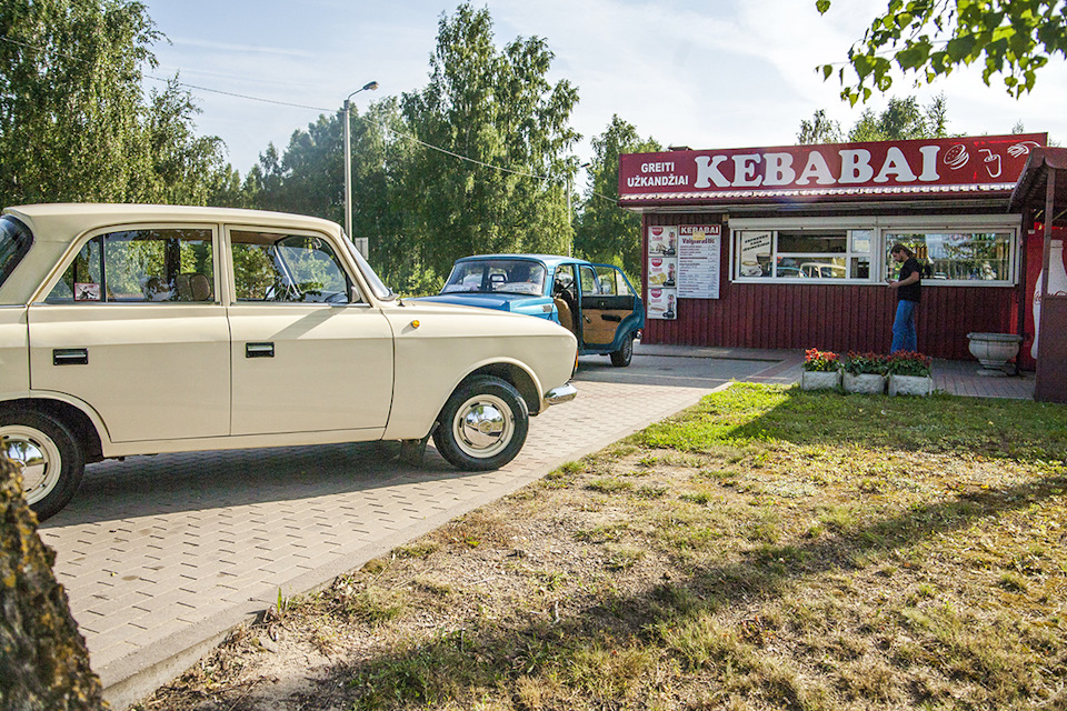 На въезде в Каунас поели шаурмы. — ИЖ Москвич 412