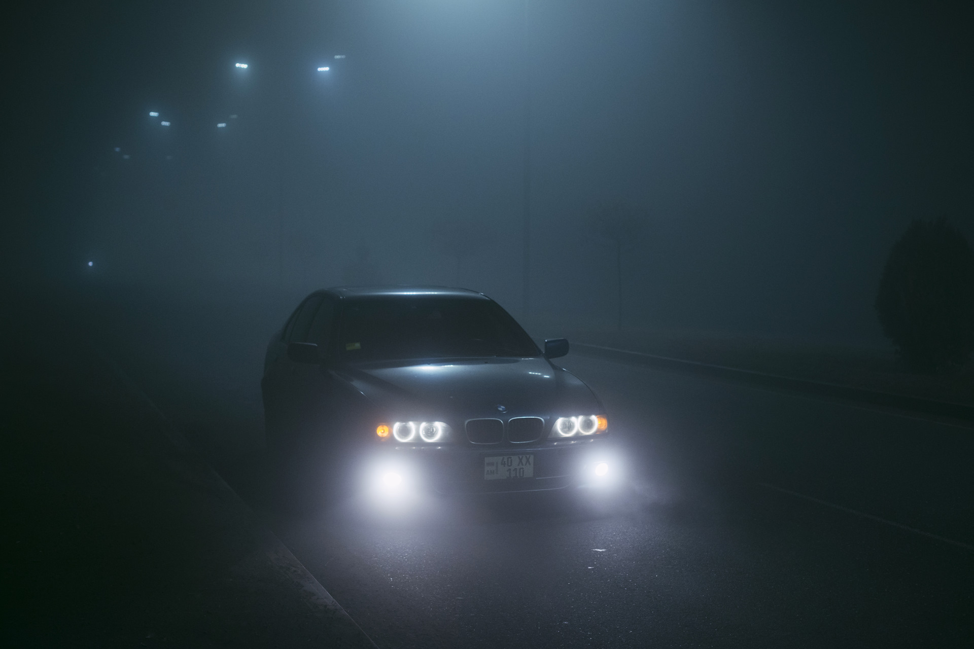 В темноте 34. BMW m5 e39 в темноте. БМВ е60 в тумане. БМВ е39 в темноте. БМВ м5 е39 в темноте.