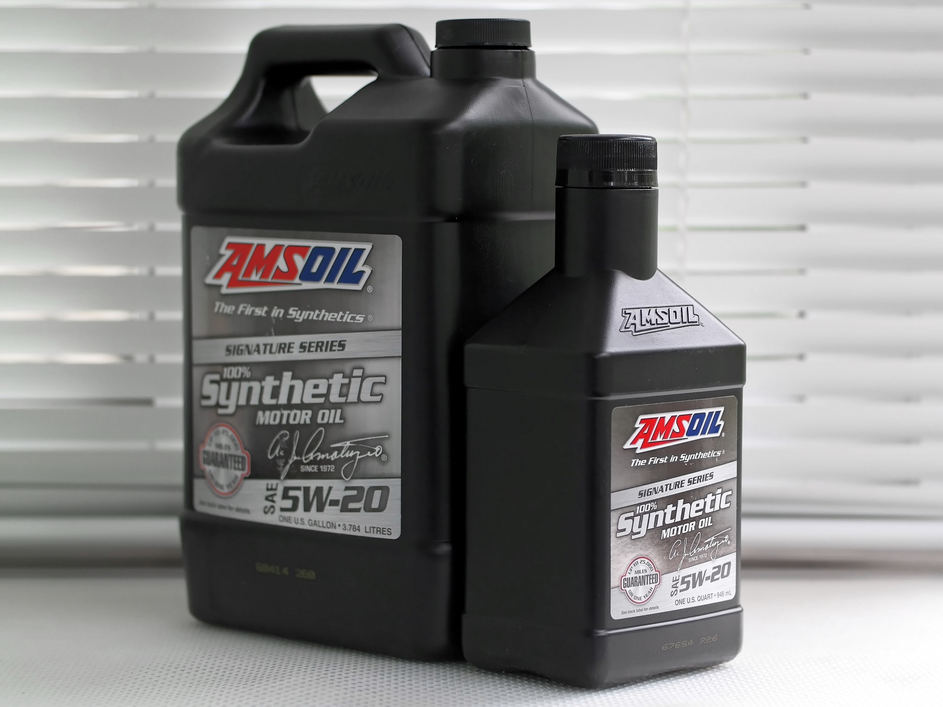 Amsoil signature series synthetic motor oil. Фото канистры синтетическое моторное масло AMSOIL Signature Series Synthetic.