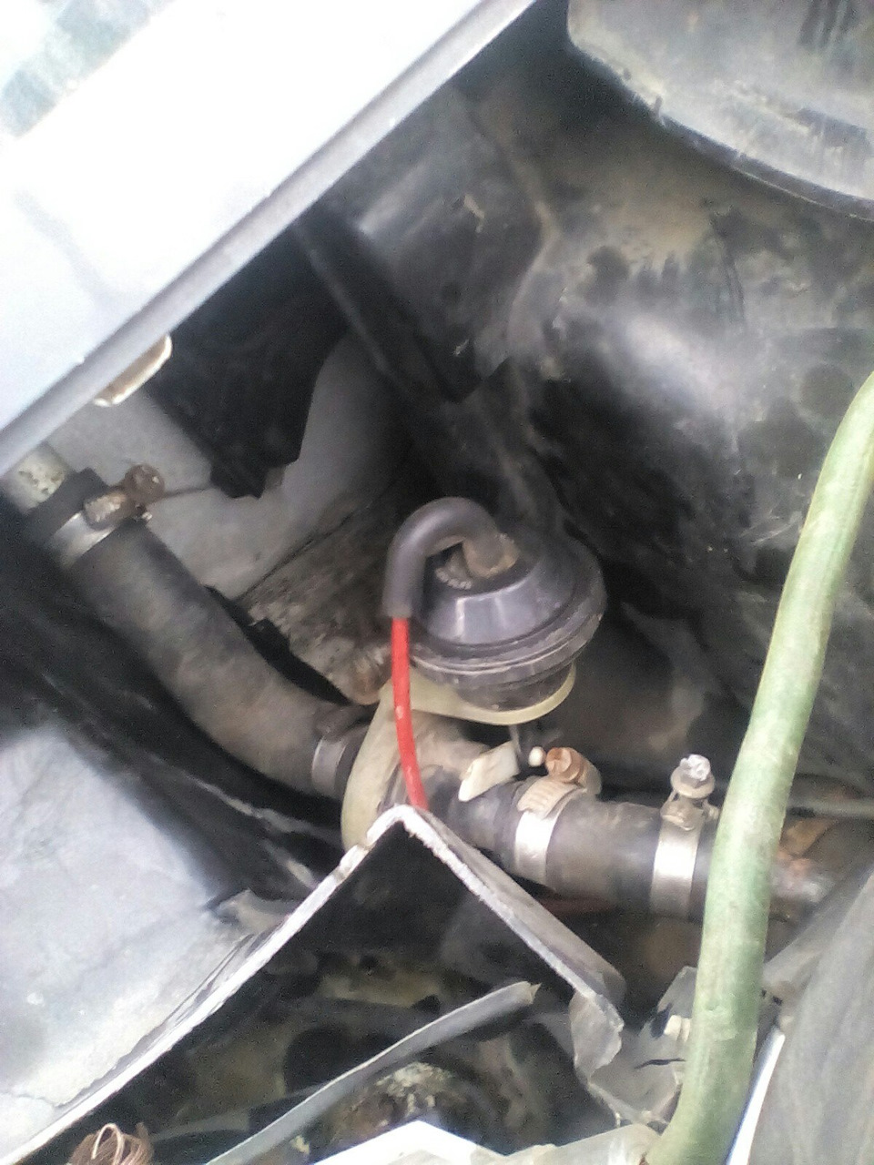 С права по ходу движения находится пневмо клапан, его трогать не надо, просто откручиваем хомут с алюминевой трубки печки и сдергиваем шланг, антифриза выльется примерно литр, не больше — Mercedes-Benz 190 (W201)