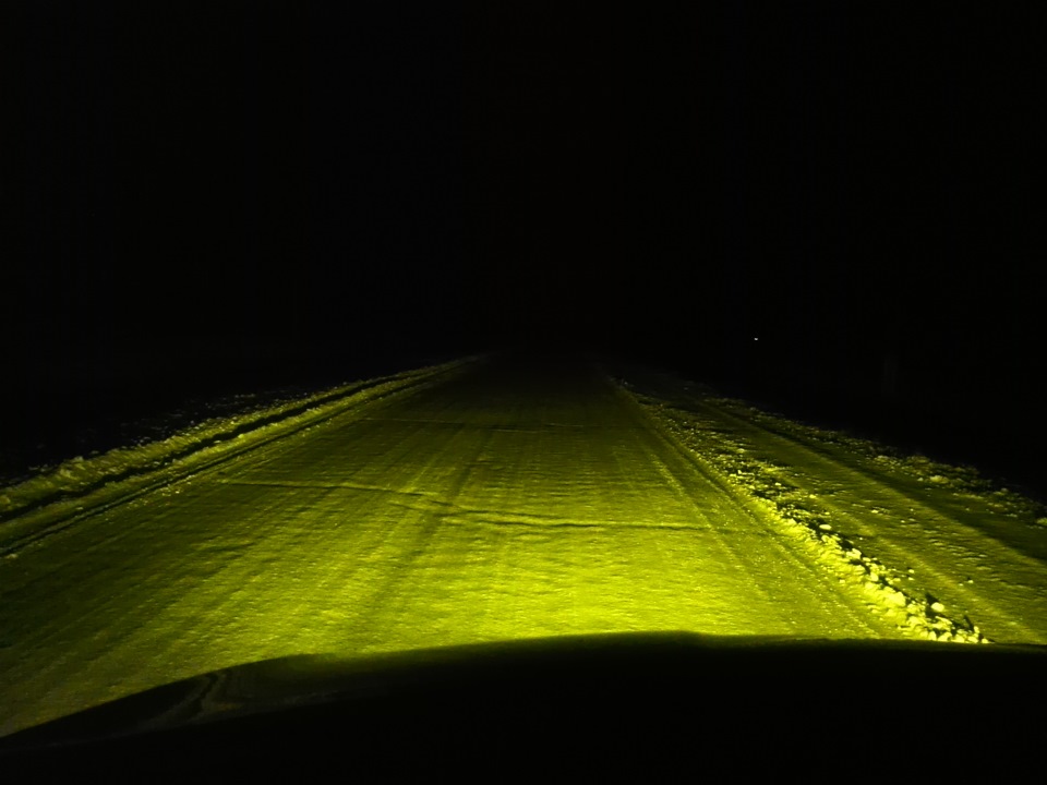 Желтый свет на дороге. Желтый свет фар. Желтый свет на Солярис. Неосвещенная трасса. Автомобиль на неосвещенной трассе.