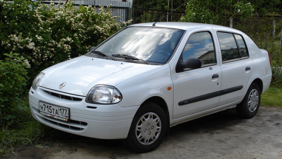 Рено симбол белая. Renault Clio symbol White. Рено символ белый. Renault symbol белый.