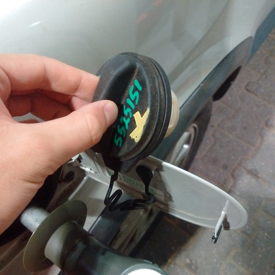 Сломалась крышка бензобака… Решил проблему — Volvo C30, 2,4 л, 2007 ...