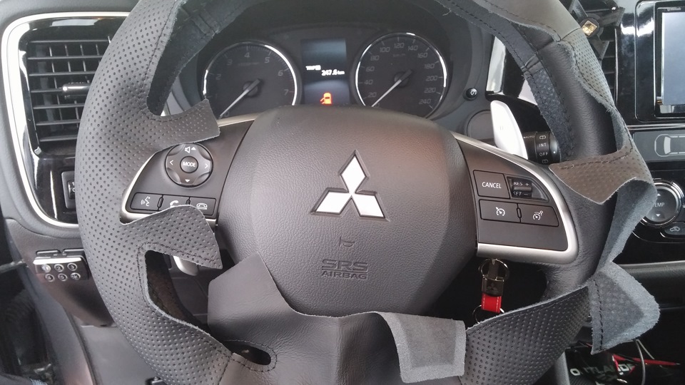 Обтяжка руля в дополнительную кожу — Mitsubishi Outlander (3G), 2 л ...