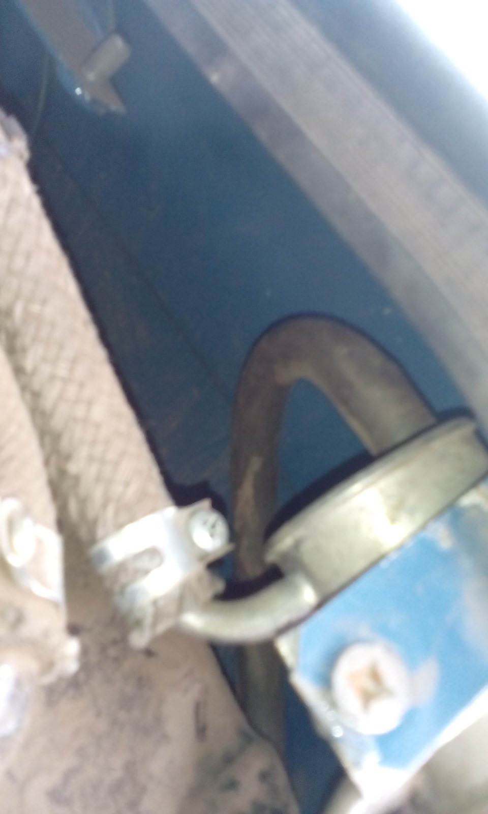 Кожух на бензобак ваз 2107 инжектор. Запах бензина в салоне ваз 2107 инжектор. Запах бензина ваз 2107 инжектор. Кожух бензобака ваз 2107. Ваз 2107 инжектор пахнет бензином в салоне.