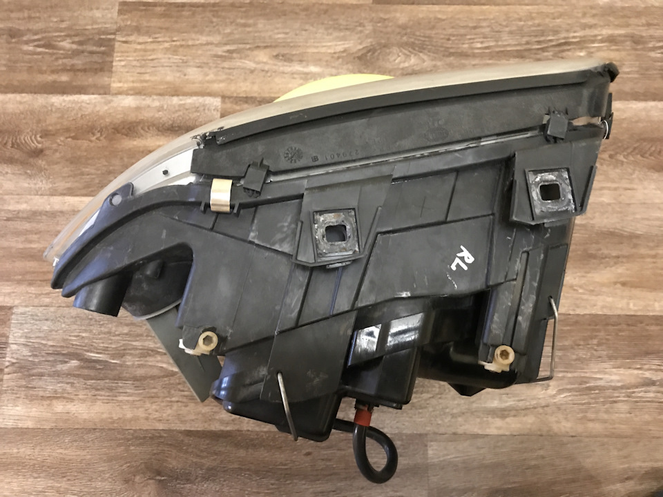 Крепления все на месте, корпус целый и без трещин👌 — Audi Allroad (C5)