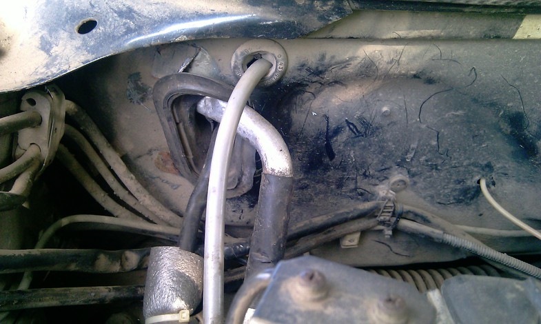 трубки от испарителя и ваккумный шланг — Audi 100 (C3)