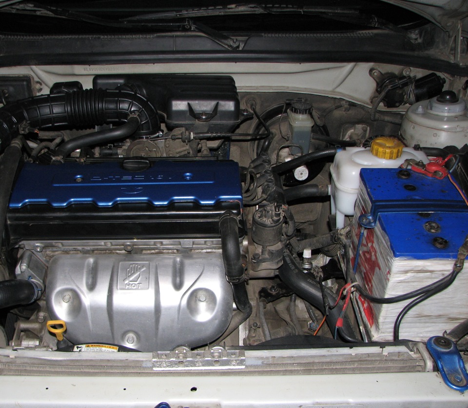 Chevrolet epica подкапотка. Аккумулятор даевоо леганза. Акб на мерседес 124 2. Мотор аккумулятор. Мотор аккумулятор.