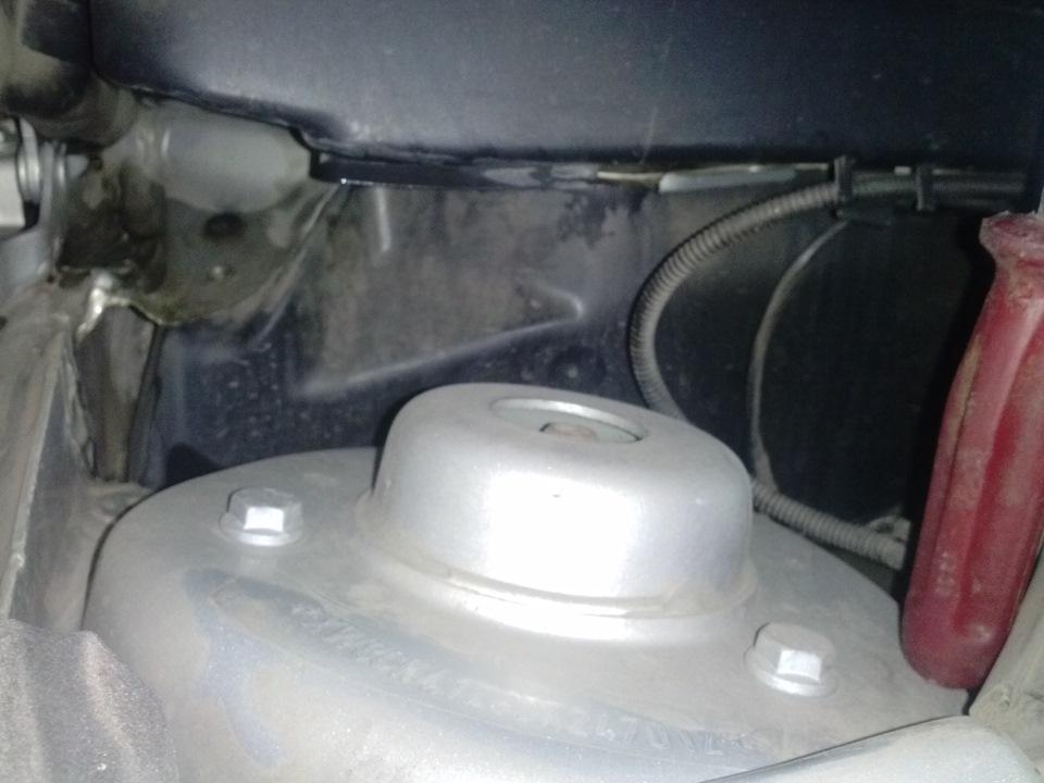 Кожух/экран/закрывашка воздуховода. Слева виден 1ый саморез, относительно доступный. 2ой где-то сверху в центре(пианисты справятся играючи) — Skoda Octavia A5 Mk2