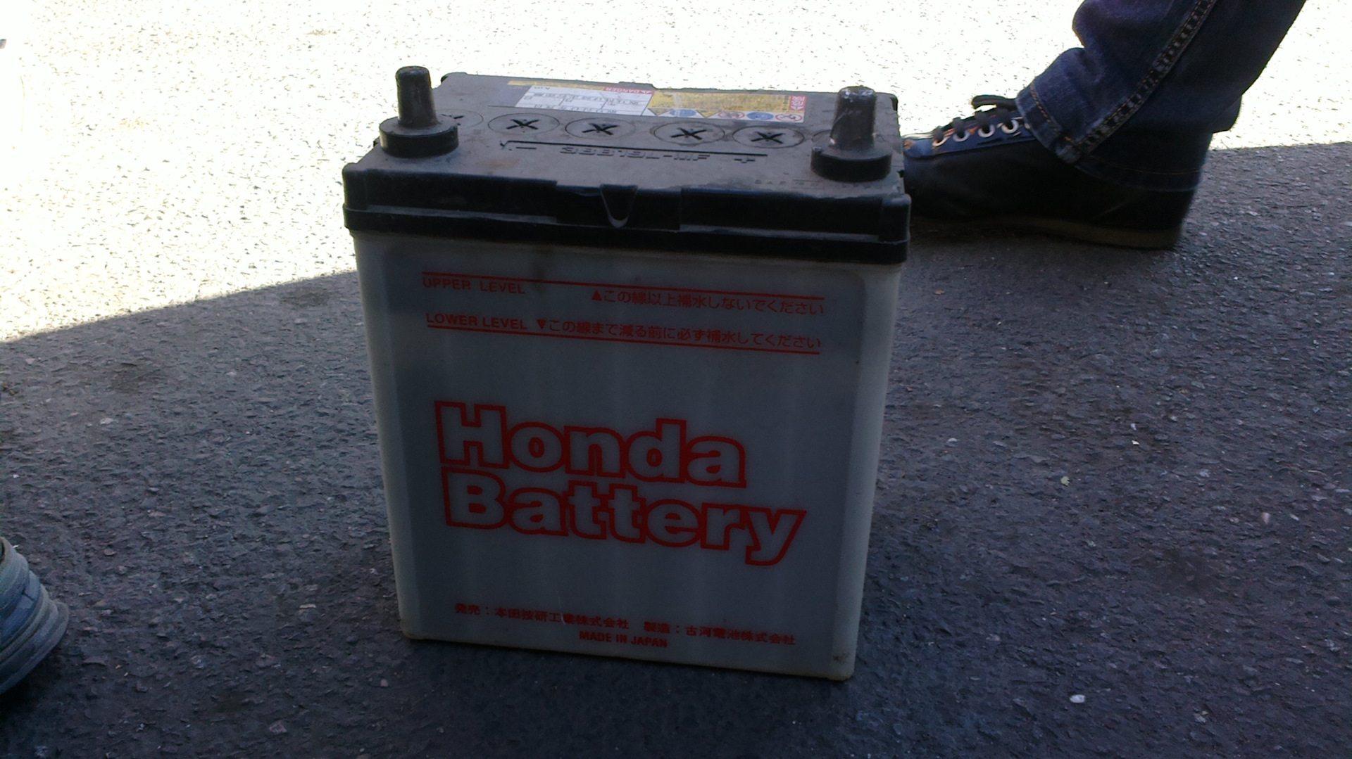 Аккумулятор на хонду фит. Аккумулятор для Honda Fit 2002 1.3. Хонда Фрид 2 аккумулятор. Хонда джаз 2008 АКБ.