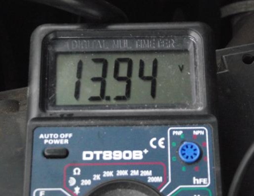 При включенных фарах и вентиляторе печки. — ГАЗ 31105