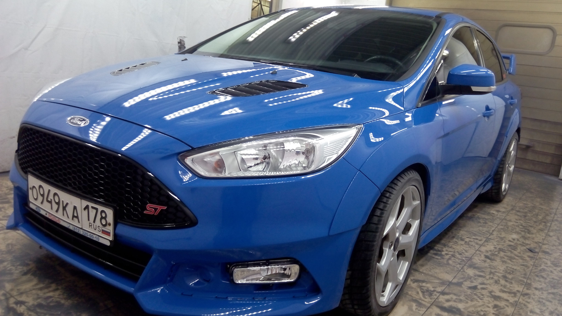 Синий Ford Focus 2 седан в пленке