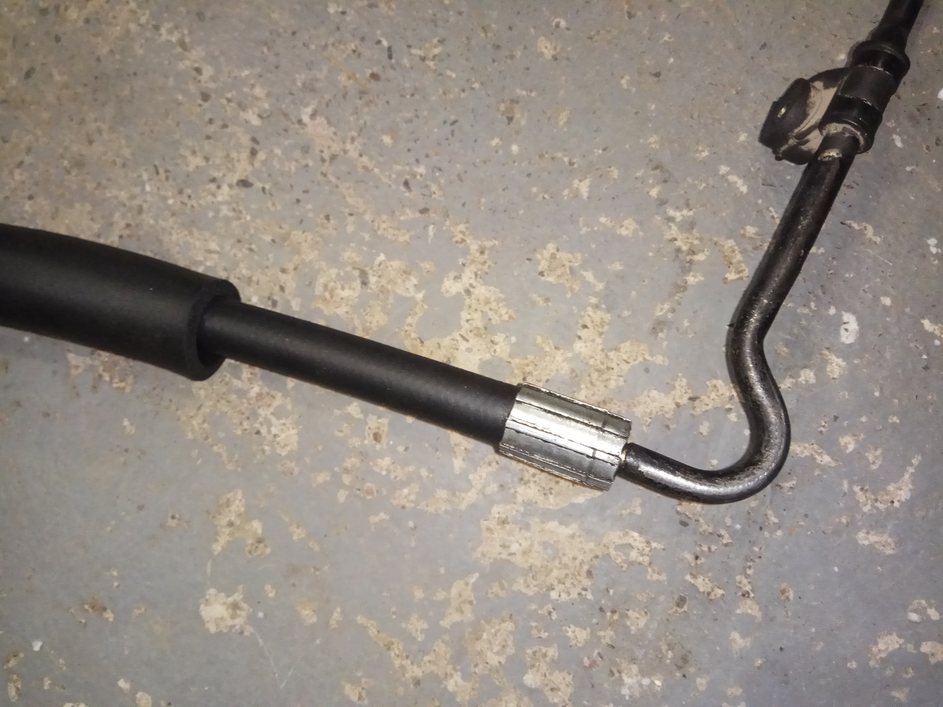 Hyundai tucson дизель трубка. Порвался шланг на гур. Лопнул шланг гур. Лопнул шланг гур. Диаметр руля хендай туксон 2008.