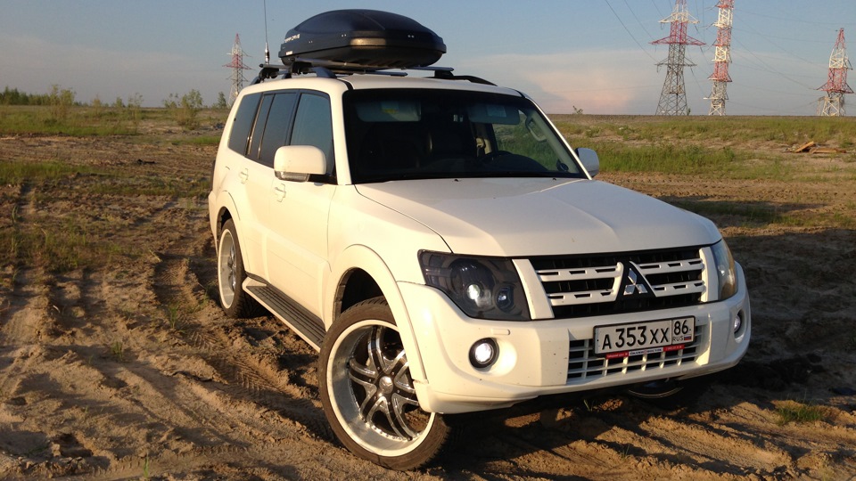 Mitsubishi pajero белый