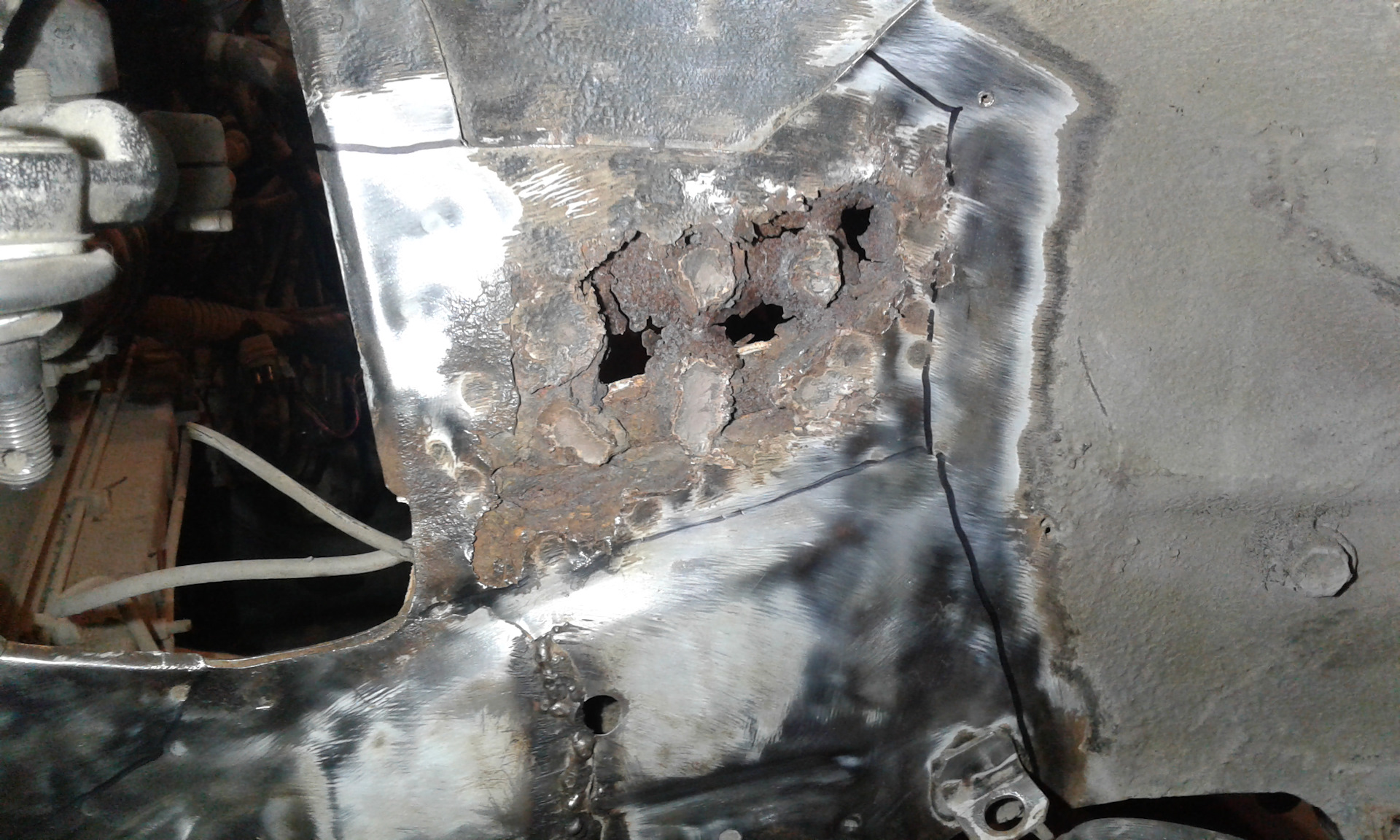 Гнилое днище ford scorpio 2. Под варить. Днище автомобиля вольво 740. Фото машины под сварку разобранной 14. Primera p12 сварка задней части.