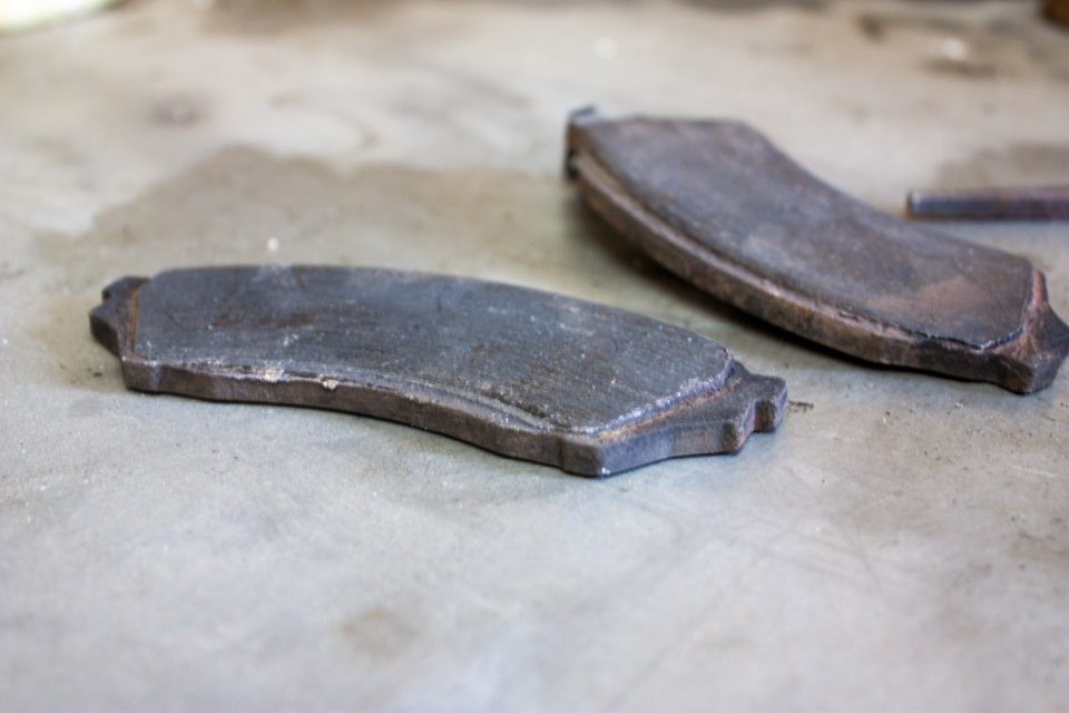 Тормозные колодки старого образца. Старая колодка. Колодки передние e60. Тормозные колодки старого образца 300х200 артикул с ухом. Стар колодки.