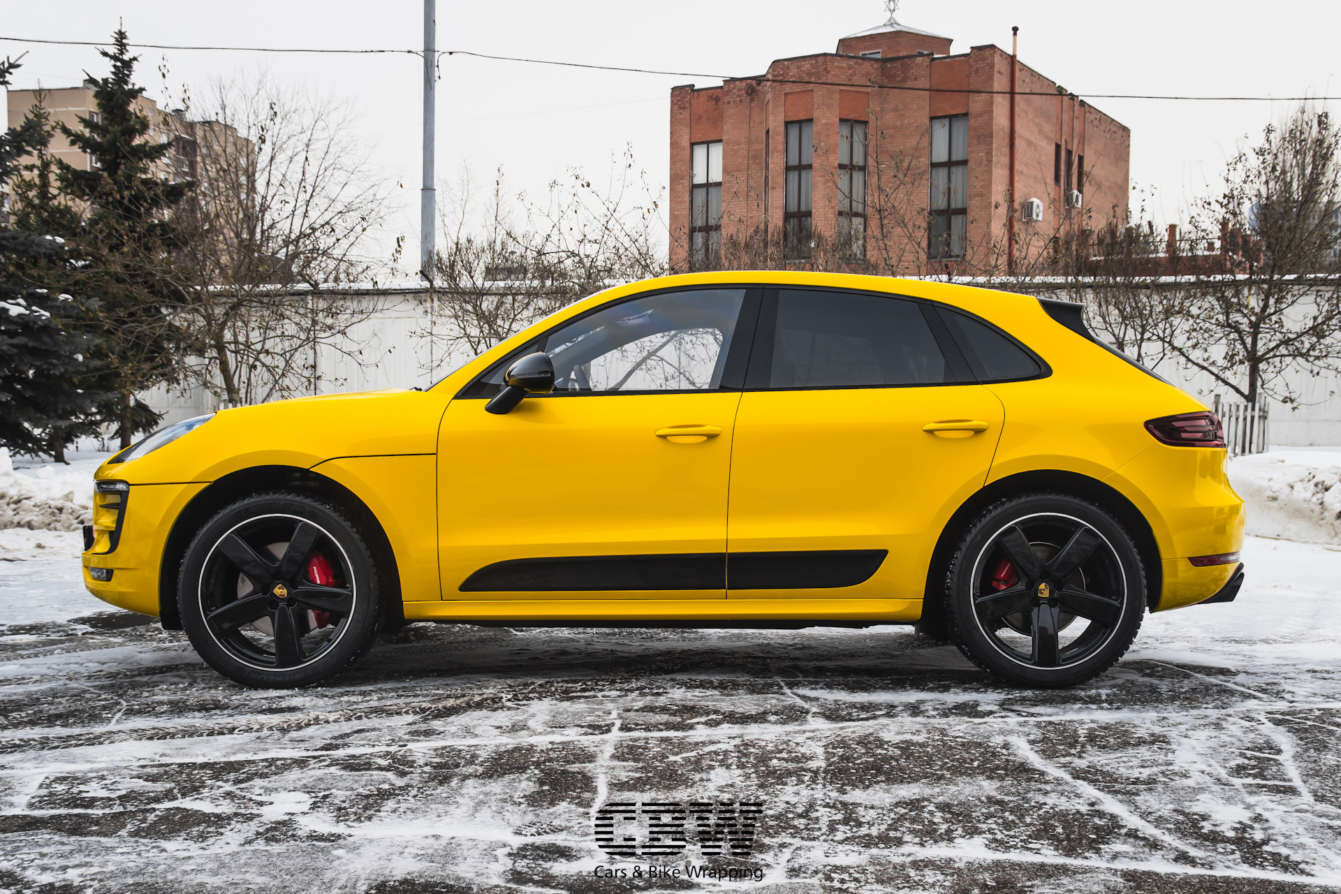 Желтый porsche macan