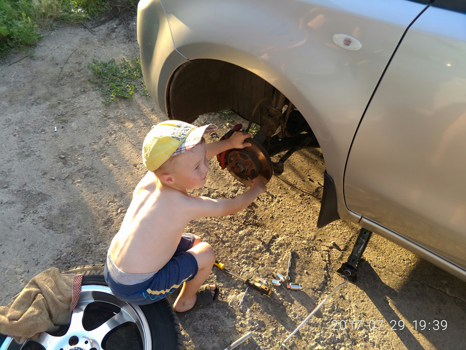 Замена тормозных колодок — Nissan Note (1G), 1,5 л, 2010 года ...