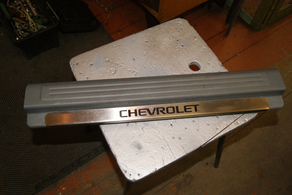 Замена скотча на накладках порогов Шевроле Лачетти. — DRIVE2