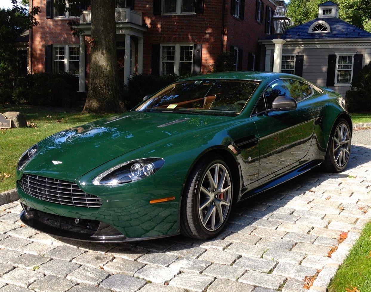 Английский зеленый 9. Aston Martin Vantage изумрудный.