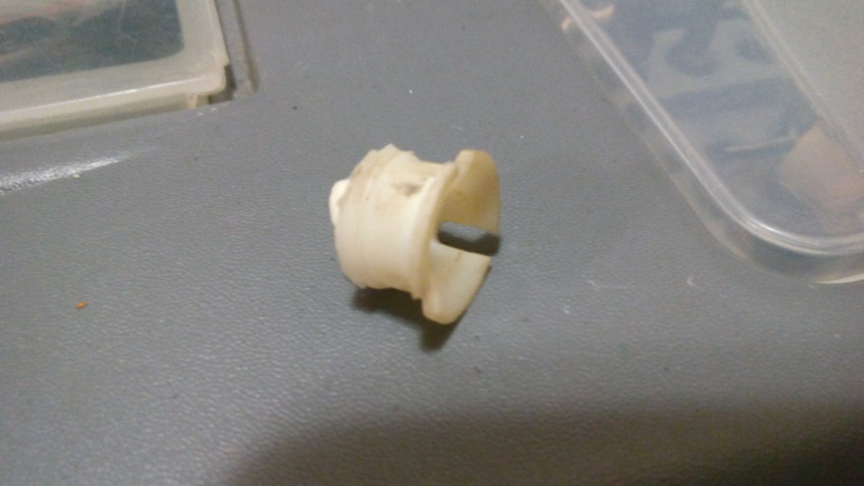 Отражатель фары не болтается больше. Как починить отражатель фары ...