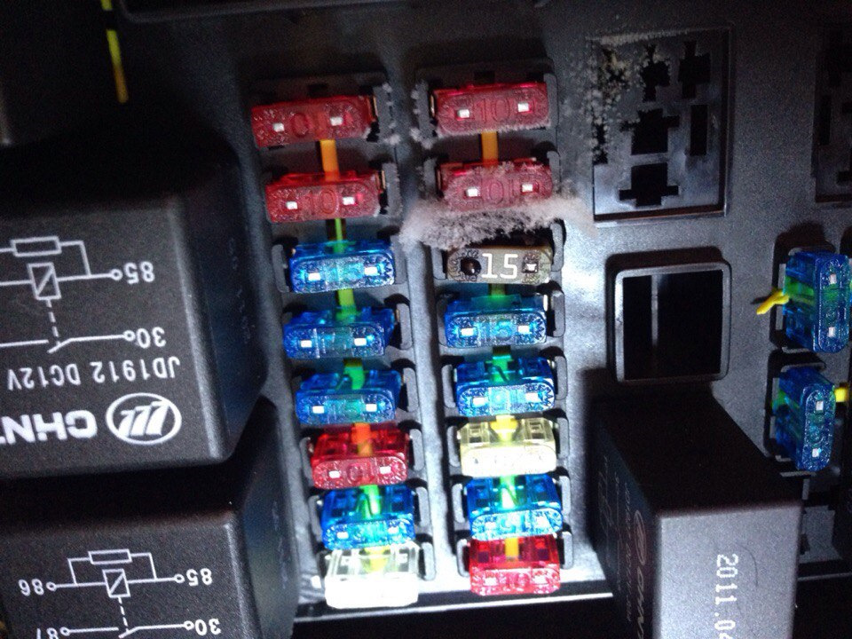 Лифан перегорает предохранитель. Реле лифан х60. Лифан перегорает предохранитель. Блок предохранителей lifan solano 620. Блок предохранителей lifan smile.