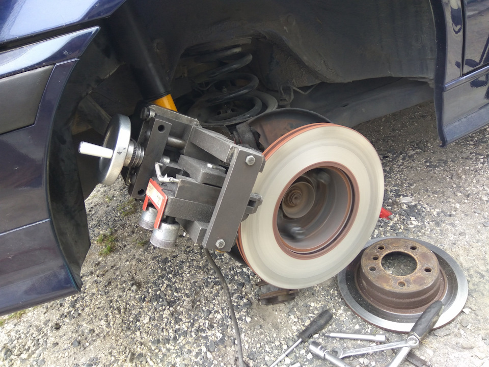 Биение руля при нажатии тормоза — BMW 5 series (E39), 4,4 л, 1996 года ...