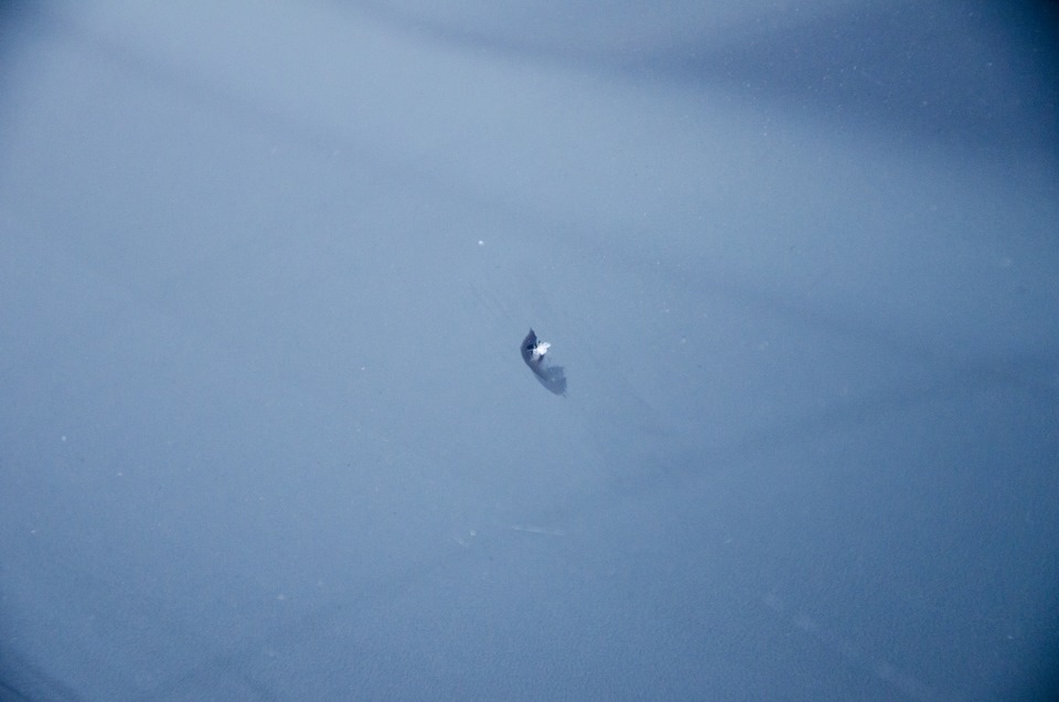 лобовое с небольшим сколом. камень в лобовое стекло. небольшой скол. маленький скол. скол на лобовом стекле.