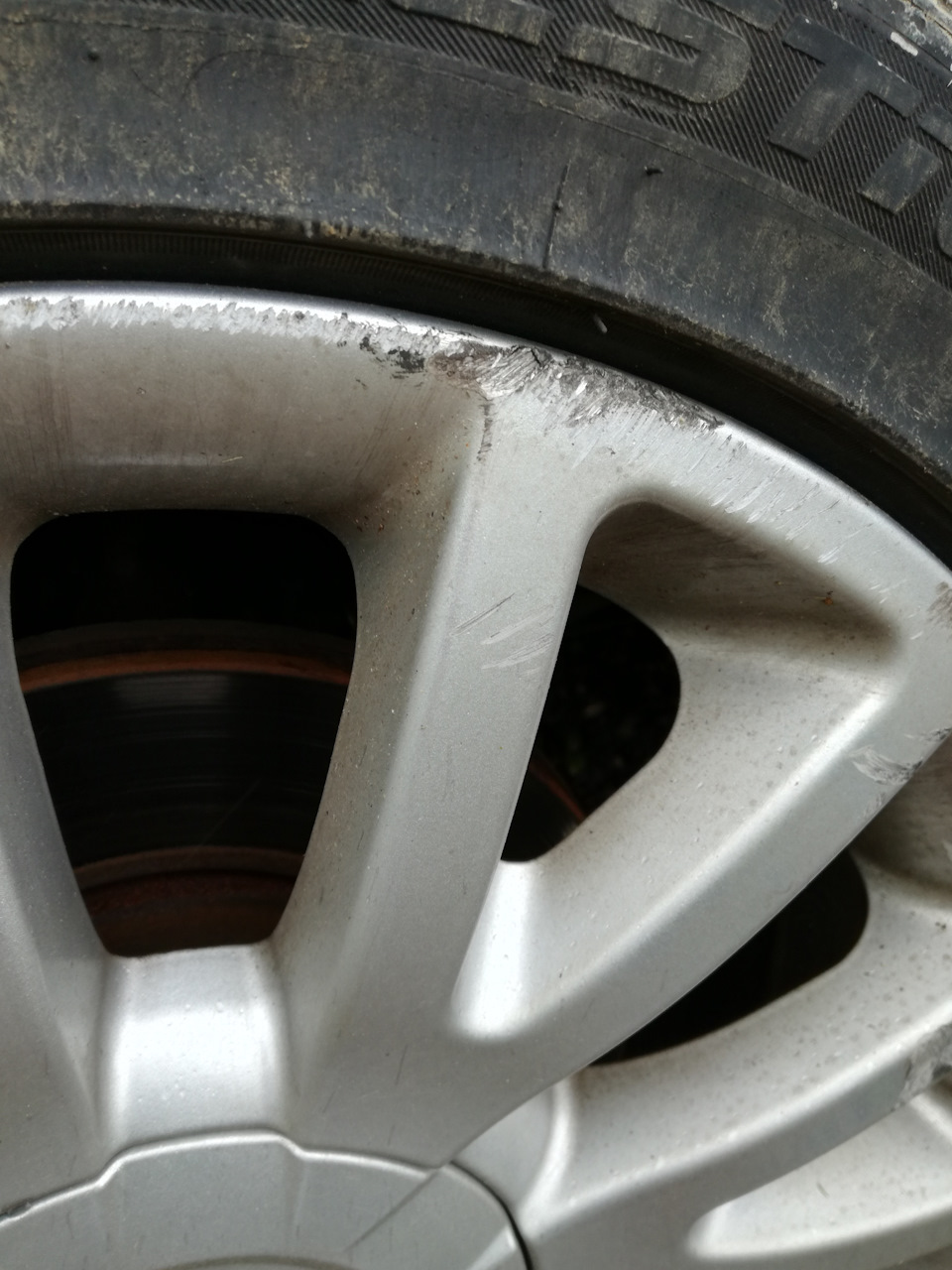 Диск сцуко поцарапал — Renault Clio III, 1,5 л, 2009 года | колёсные ...