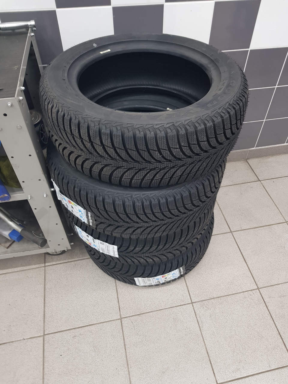 Goodyear ULTRAGRIP Ice +205/55 r16. Good year Ultra Grip Ice+ 205/55 r16.