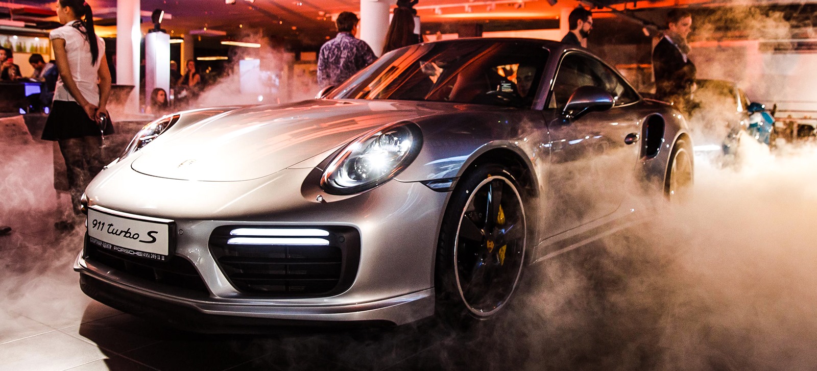 Спорткар центр порше. Спорткар центр Порше на Рублевке. Реклама Порше 911 в России. Право 911.