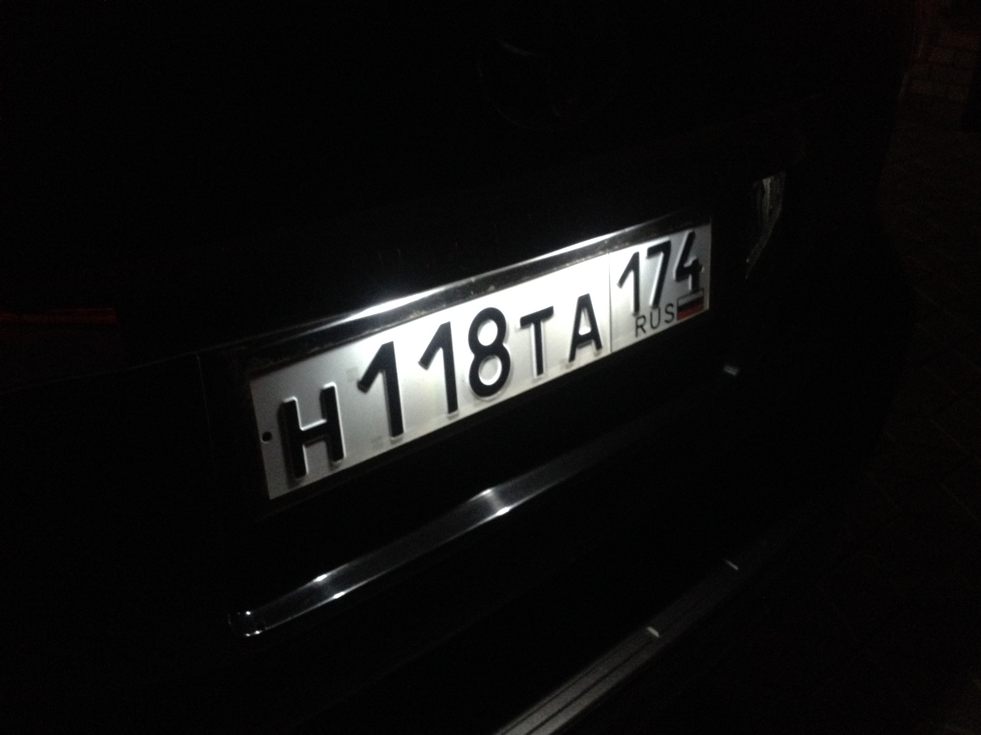 Какой номер у света. Подсветка номерного знака Toyota Land Cruiser Prado 120. Лампочка подсветки номера Прадо 150. Лампы подсветки номерной знак е70. Подсветка номера на авто.